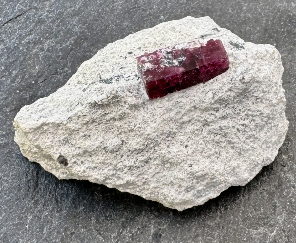 Bixbit Kristall mit Muttergestein 16,18 g